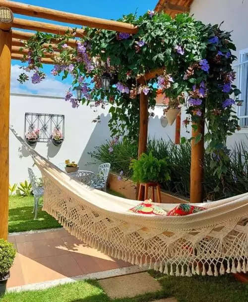 Lindo pergolado de madeira florido